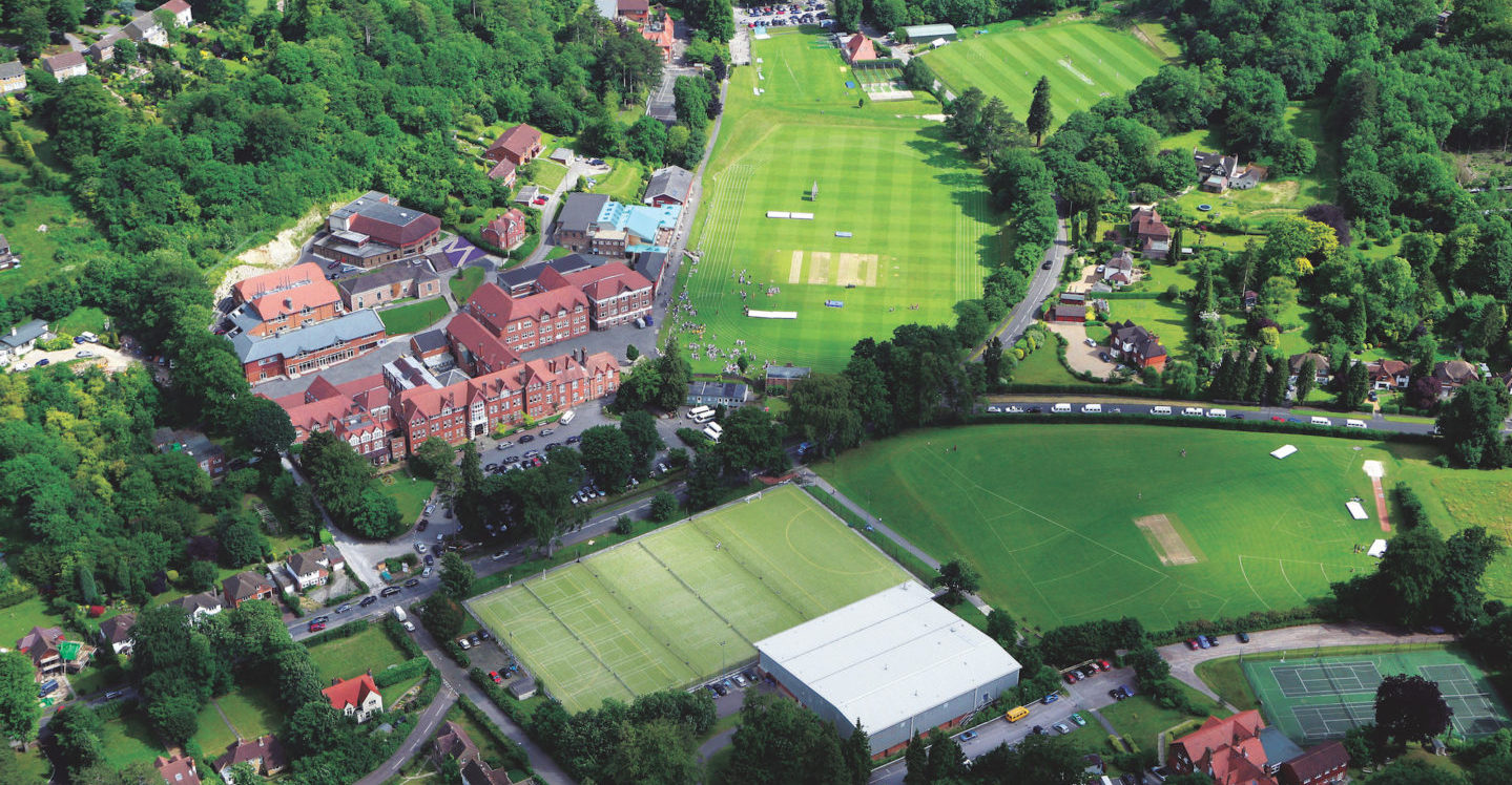 凯特汉姆中学（Caterham School），来自英国的一所私立中学，创立于1883年，在1884年搬迁至Caterham，新的校舍拥有30英亩的平原可以让学生休息以及进行各样大型活动，创校初期学校是只取录男学生，但在1980年开始首次在sixth form课程中取录女学生，亦在1995年开始成为男女校，在现代化的校舍中，学校加设了不少设施，目的是能够提供最优质的地方供学生上课。